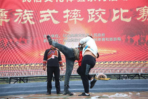 在马边举办了庆祝“彝历新年”的摔跤比赛